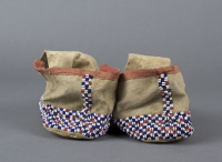 Plateau%20artist%2C%20%3Cb%3E%3Ci%3E%20Moccasins%3C%2Fi%3E%3C%2Fb%3E%2C%20ca.%201920%2C%20glass%20beads%20and%20cotton%20cloth%20on%20brain%20tanned%20hide%20with%20rawhide%20sole%2C%20The%20Elizabeth%20Cole%20Butler%20Collection%2C%20no%20known%20copyright%20restrictions%2C%202012.126.50a%2Cb